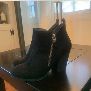 •Black Ankle Booties
•Call It Spring (Bit Worn)
•Size 6
